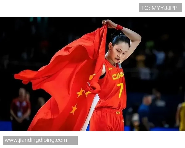 公牛官方社媒晒里斯观战照！她是WNBA球星 维密秀史上首位篮球员